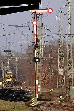 Eingeschaltetes Ersatzsignal an einem Formhauptsignal (Hier: als Gegengleis-Ersatzsignal)