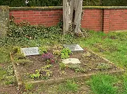 Findling zum Mord an einem Unbekannten und rechts das Ehrengrab von Bertha und Carl Othmer