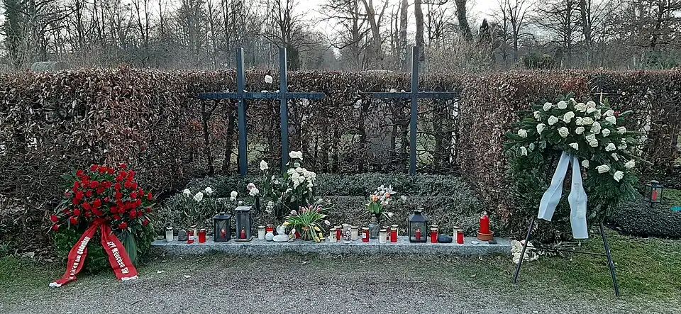 Grabstätte der Geschwister Scholl und ihrer Eltern sowie von Christoph Probst und seiner Mutter[17]