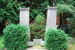 Hierher umgesetzte Grabmonumente der Knobelsdorff