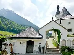 Friedhofskapelle bzw. „Leichenkammerl“ mit Eingangstür (neben Durchgang zum Friedhof links)
