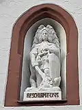 Heiligenfigur über dem Eingang der Kapelle