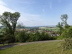 Blick von unterhalb des Mahnmals auf Friedland und weiter in Richtung Göttingen