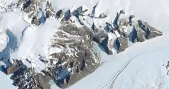 Östlicher Ausläufer der Darwin&nbsp;Mountains mit dem Midnight-Plateau (linke Bildhälfte) und dem Junction&nbsp;Spur (ganz rechts)