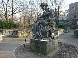 Edmund Gomansky: Mutter mit Kind; im Volkspark Friedrichshain.