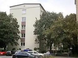 Südende der Wohnzeile mit Rosette (wie Stalinallee-Bauten)