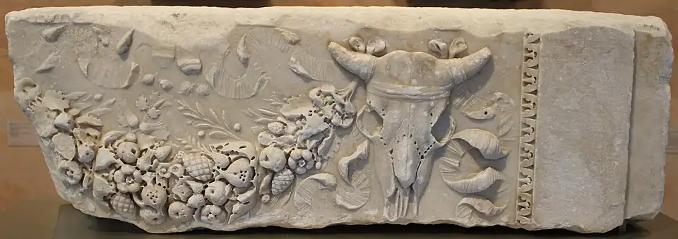 Marmorfries mit Girlande und Ochsenschädel. Spätes 1.&nbsp;Jh. v. Chr., typisch für die Zeit Augustus'.