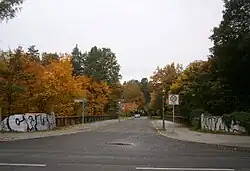 Sie führt die Kreuzritterstraße über die Eisenbahn, Blick über die Brücke nach Westen von der Burgfrauenstraße aus.