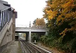 Blick vom S-Bahnhof am östlichen Gleis durch die Brücke