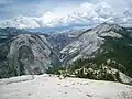 Mount Watkins (links), Clouds Rest (rechts), vom Half Dome aus gesehen
