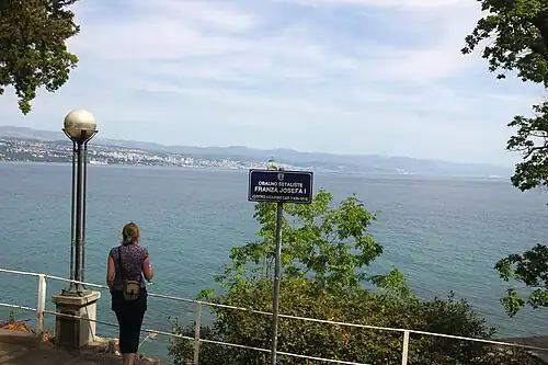 Blick von der Promenade von Opatija nach Rijeka