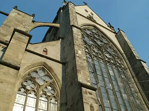 Stürzende Linien verstärken den Eindruck von der Höhe der Westfassade des Altenberger Doms.