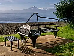 Eine Klavierskulptur am Ufer des Llanquihue-Sees als Andeutung auf die Musikwochen