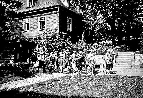 Ausflug mit weißen Landschulheimmützen und Rucksäcken, die jüngeren Knaben mit kurzen Hosen, die älteren mit Knickerbockers, die Mädchen mit Röcken, um 1925