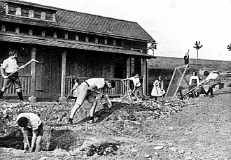 Schülerinnen und Schüler bei vorbereitenden Arbeiten für Bepflanzungen auf dem Areal des Internats, um 1925