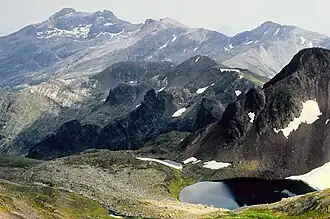 Fuentes Carrionas mit Curavacas (2524 m) und Bergsee