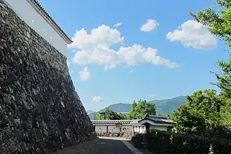 Weg hoch an der Burg entlang