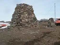 Steinhügel und Gedenktafeln an der Shōwa-Station zur Erinnerung an Shin Fukushima, ein Mitglied der vierten japanischen Forschungsexpedition in die Antarktis, der im Oktober 1960 in Erfüllung seiner Dienstpflichten starb. Der Hügel wurde am 11. Januar 1961 von seinen Kollegen errichtet. Ein Teil seiner Asche ruht in dem Hügel.