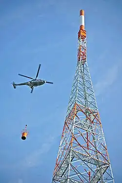 Montage der Antenne per Hub­schrauber