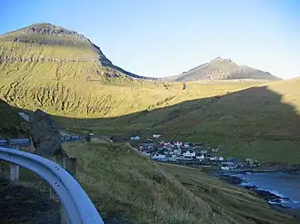 Slættaratindur (links) und Gráfelli (rechts) oberhalb von Funningur.