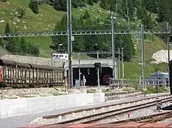 Portal des Umgehungstunnels (Länge 673&nbsp;m) beim Bahnhof Oberwald; das Portal des Furka-Basistunnels liegt etwa 1&nbsp;km weiter östlich. Rechts im Bild der Beginn der Furka-Bergstrecke.