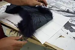 Im V-Schnitt galoniertes, gefärbtes Fuchsfell