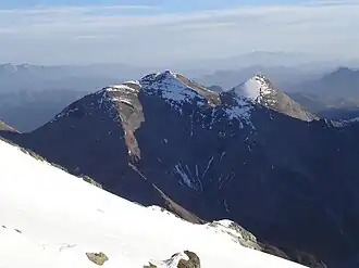 Fuscherkarkopf von Südwesten (aus dem Gebiet der Adlersruhe). Links die Nordwestschulter (3252&nbsp;m&nbsp;ü.&nbsp;A.) über dem Gamsgrubengrat (Normalweg), rechts das Sinwelleck, darunter (Schatten) der Freiwandgrat.