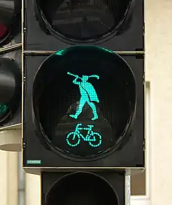 Neben Personen dürfen auch der Rattenfänger und Fahrradfahrer die Straße überqueren.