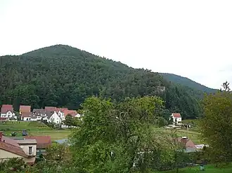 Göckelberg bei Wilgartswiesen: Blick vom Bahnhof auf seine Südseite