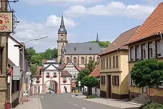 Kerzenheimer Tor mit der katholischen Pfarrkirche im Hintergrund