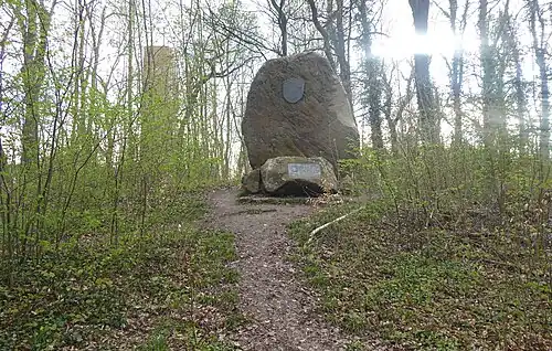 Gedenksteine am Ort der Pfalz Grona; Blick nach Westen, im Hintergrund der Turm der Friedenskirche (2021)