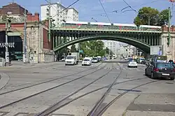 Ursprünglich sollte die Strecke schon am linken Bildrand vor der Brücke über die Döblinger Hauptstraße abzweigen, die Bauvorleistung blieb bis heute erhalten
