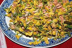 Sesbania bispinosa, Sesbania gradiflora (Blüten und Samen) (bei S.&nbsp;grandiflora auch junge Früchte, Sprossen und Blätter)