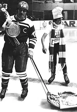 Gerd Karl erhält direkt vor dem 1. Bundesligaspiel am 8. Sept. 1977 von Jörg Syré ein Glücks-Marzipanschwein