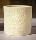 Tasse der Porzellanmanufaktur Fürstenberg mit der Aufschrift: Olympiade Berlin 1936. Der Hort des Friedens