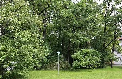 Geschützter Landschaftsbestandteil neben einem Wohnblock