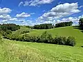 Hügellandschaft bei Dhünn – vorne im Tal fließt die Große Dhünn