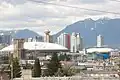 Die Rogers Arena (rechts) und das BC Place Stadium vor der Skyline von Vancouver (2007)