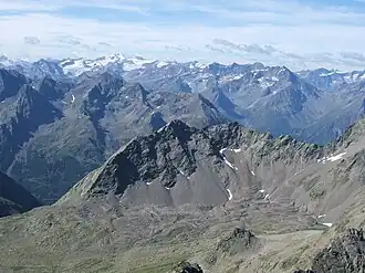 Gänsekragen von Nordosten, vom Winnebacher Weißkogel. Im Hintergrund die Ötztaler Alpen mit der Wildspitze