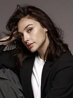 Oscar Isaac spielt Dante Alighieri und Gal Gadot seine Frau Gemma Donati. Sie spielen auch deren Reinkar­nationen Nick und dessen Frau Giulietta Tosches