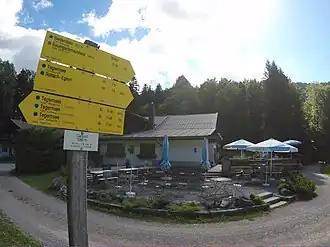 Galaunalm mit heutiger Berggaststätte Riederstein und Riedersteinkapelle im Hintergrund