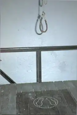 Geschlossene Falltür unter einer britischen Henkerschlinge