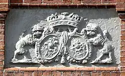 Wappen von Strahlendorf (links) auf einer Tafel aus dem alten Schloss Gamehl aus dem 18. Jhdt.