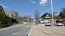 Dorfzentrum mit der Bushaltestelle Gemeindehaus