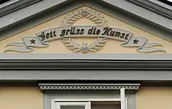 Das Foto zeigt den Druckergruß „Gott grüß die Kunst“ am Hausgiebel einer früheren Druckerei in Bad Gandersheim in Südniedersachsen
