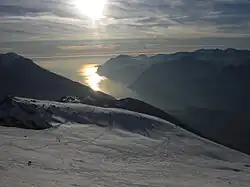 Winterlicher Blick vom Gipfel des Monte Stivo auf den Gardasee