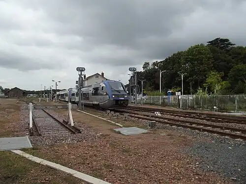Dieseltriebwagen der Baureihe X&nbsp;73500 („Baleine“) bei der Ausfahrt aus dem Bahnhof Joué-lès-Tours