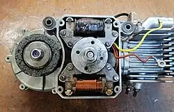 Die Zündspule (oben) über dem Innenläuferrotor (Mitte) überhitzt sehr leicht, was oft zu Ausfall der Zündung führt.