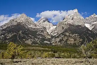 Garnet Canyon in der Bildmitte, umgeben von Nez Perce Peak (links), Middle Teton (hinten) und Disappointment Peak (Mitte rechts). Ganz rechts der Mount Owen