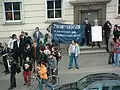 Gegen die Wiederaufbaupläne regte sich von Anfang an Protest, hier bei der feierlichen Grundsteinlegung (2005)